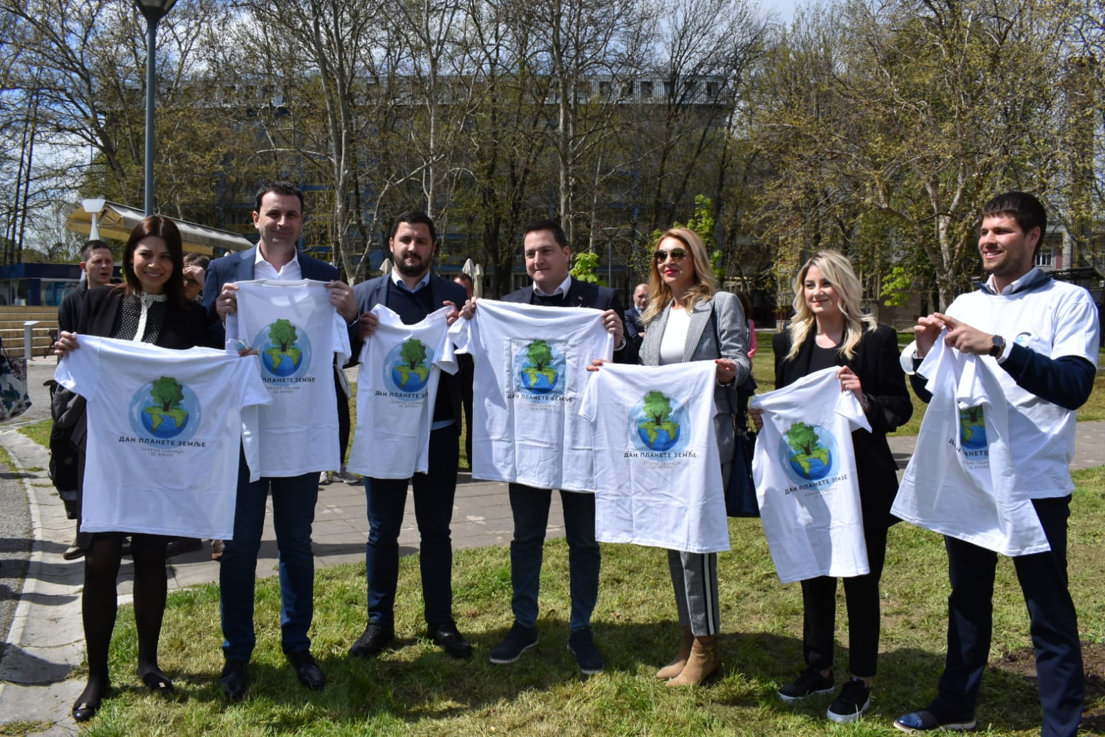 Ministarka Vujović sadila stabla sa studentima na Dan planete Zemlje