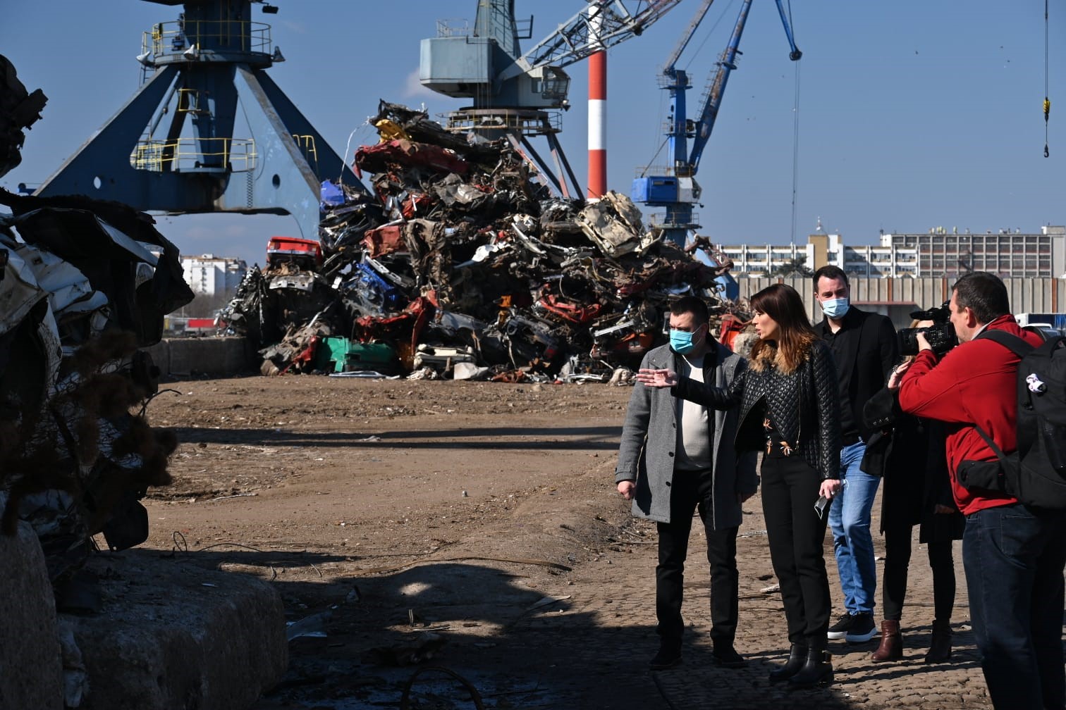 Вујовић је навела да, поред тога што су уочене бројне неправилности, посебан проблем прави складиштење опасног отпада на недозвољеном месту.  - На терену смо затекли и опасан отпад, десетине аутомобила који су наређани један на други на неколико нивоа. То није дозвољено, јер су дозволом дефинисане само лимене шкољке и зато ће бити покренут прекршајни поступак против одговорних. Инспекција обилази све власнике складишта и писаће пријаве за привредне преступе, јер више не можемо да дозволимо ноншалантно понашање. Ко се бави овим послом, мора да испуни све законом предвиђене услове. Не могу да генерализујем, има и примера добре праксе, али морамо свакога дана да подсећамо једни друге на обавезе према животној средини  – рекла је Вујовић.  Министарка је похвалила инспекторе заштите животне средине, истичући да су свакодневно на терену, да раде и викендом, те да ће строго контролисати сваку дозволу и стање на терену.  - Овде смо да лошу праксу мењамо, и зато ћемо пажљиво исконтролисати сваку издату дозволу. Циљ нам је да складиште послује поштујући прописе и принципе заштите животне средине. Свако понашање које није с тим у складу, најстроже ћемо санкционисати. Инспектори раде свакодневно, ограничен су нам капацитети, али све расположиве капацитете ћемо ставити у функцију борбе за здравију будућност – поручила је Вујовић.  У неколико компанија које се баве складиштењем неопасног отпада на локацији „Луке Београд“, уочено је да су радиле без дозволе, јер је она престала да важи почетком године, а није поднет захтев за издавање новог документа у законском року од 120 дана пре истека важења. Уочено је, примера ради, и да неки од оператера ове године уопште нису уносили податке у сервер Агенције за заштиту животне средине и нису послали никакав податак о улазу или излазу са складишта.