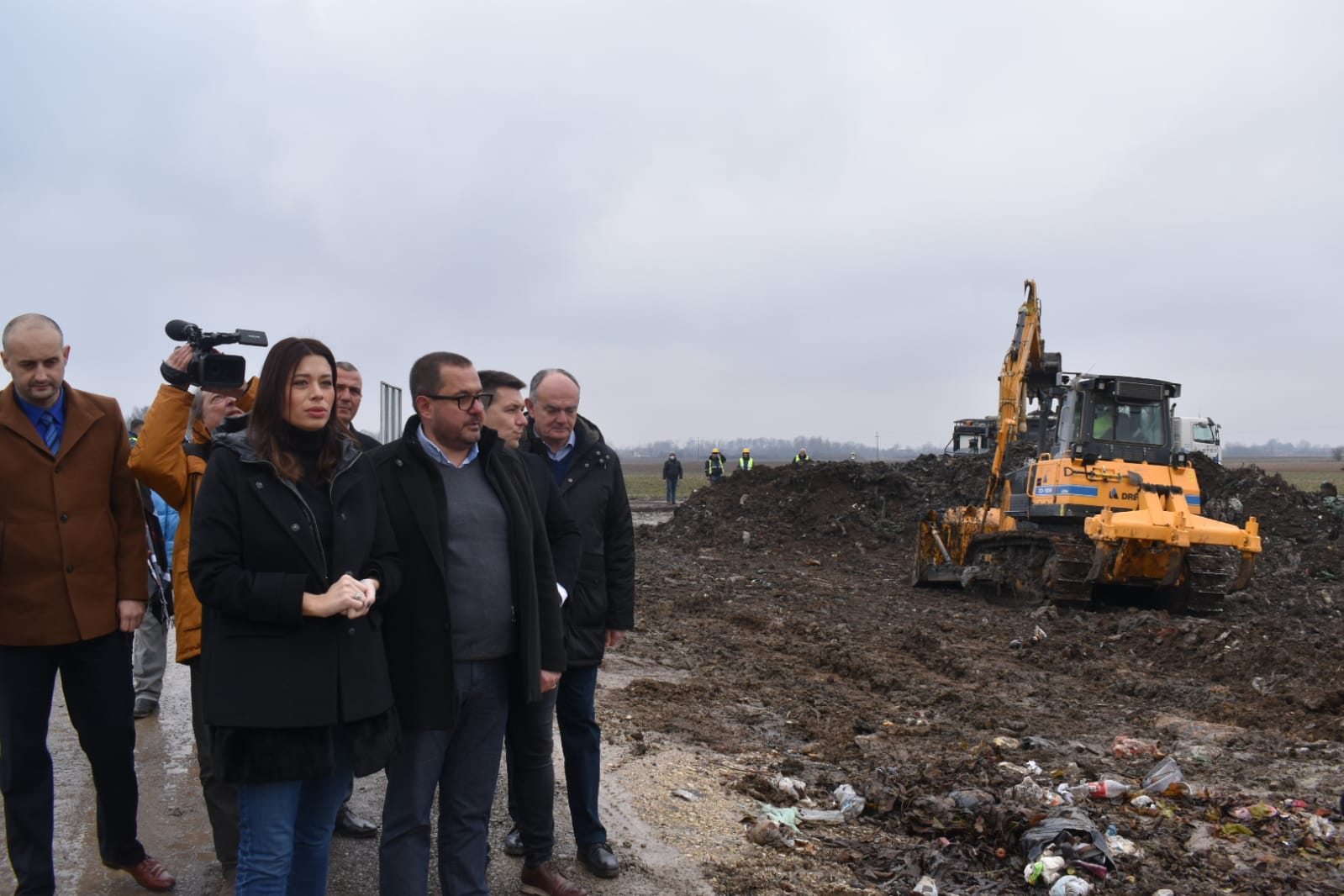 ​Vujović u Bogatiću: Na mestu deponije biće zelena površina, radićemo još brže za kvalitetniji život građana [Kliknite i povucite da bi pomerali] ​