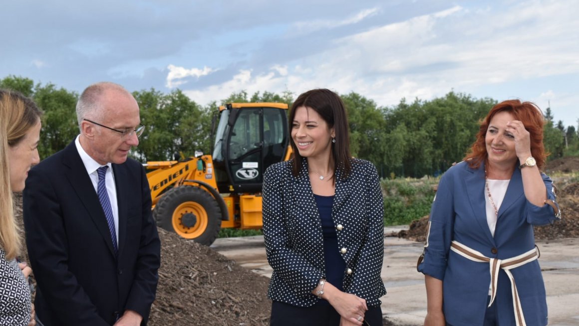 Вујовић у Новом Саду обишла прву компостану зеленог отпада у Србији